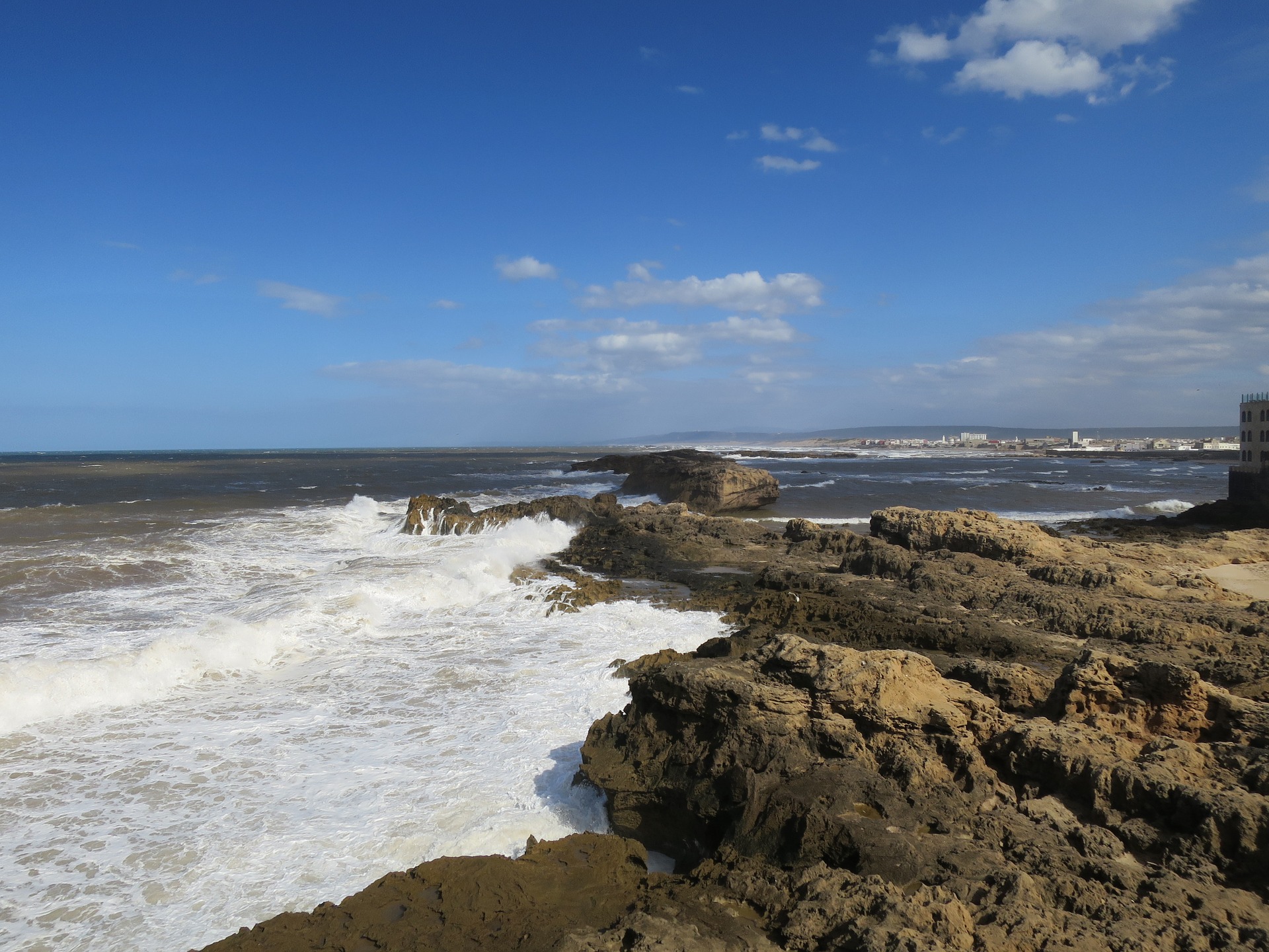 Costa atlántica de Marruecos con olas y acantilados